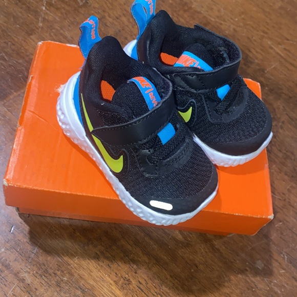 NWT Nike Baby Revolution 5 Velcro Running Shoe - Picture 7 of 7